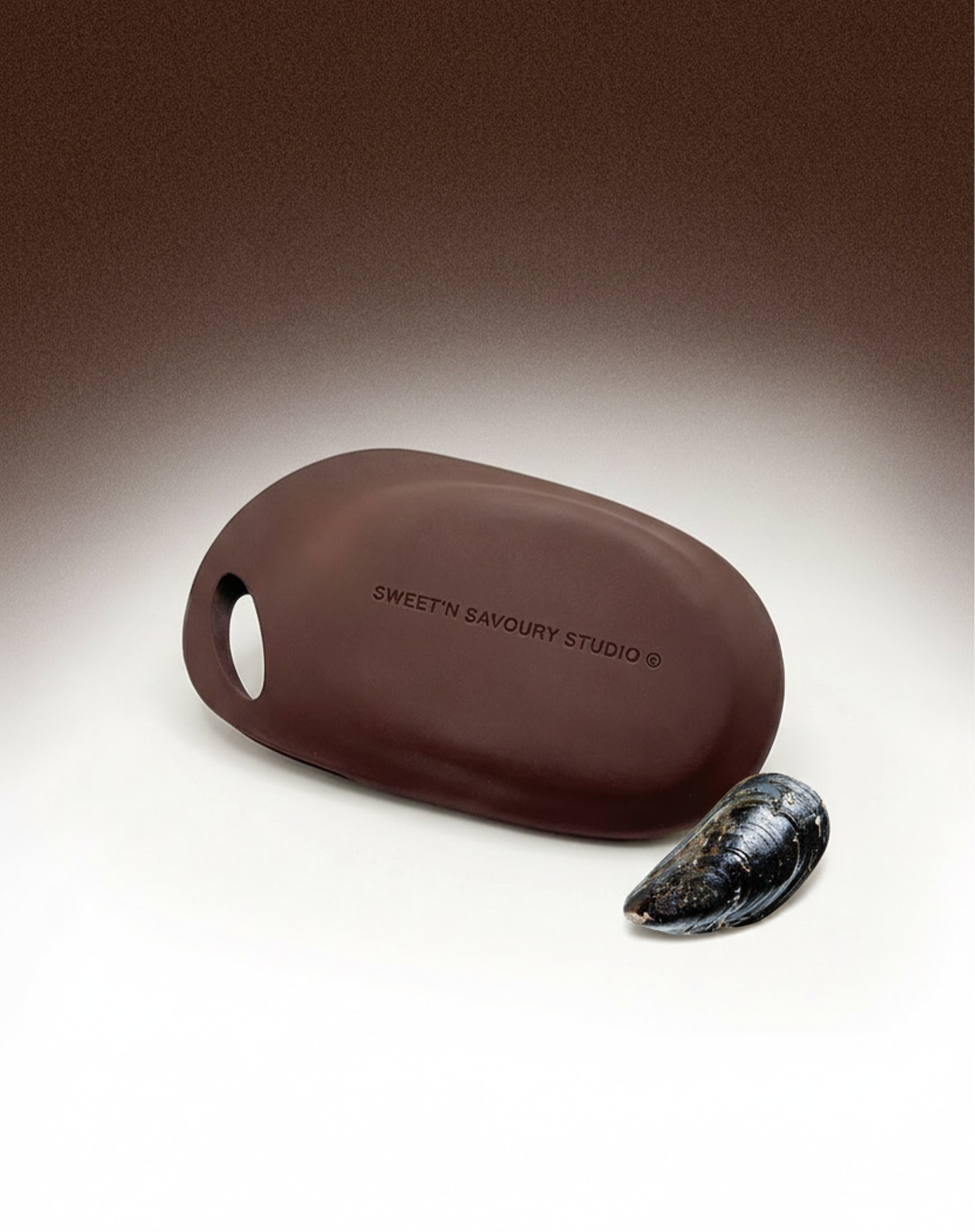 Frame case in brown with a mussel shell reference detail